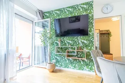 TV/Unterhaltungsangebot in der Unterkunft Sweet 1BR &1LR with Balcony, 9 Min to City Center