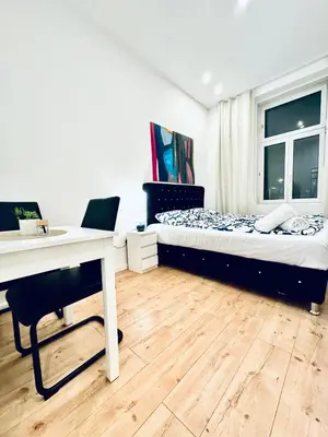 Ein Bett oder Betten in einem Zimmer der Unterkunft Elegant 5-Bedroom Residence Near Kaufpark Alterlaa