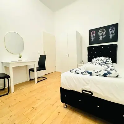 Elegant 5-Bedroom Residence Near Kaufpark Alterlaa
