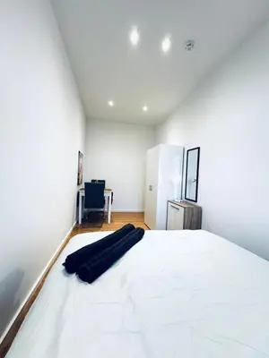 Ein Bett oder Betten in einem Zimmer der Unterkunft Bright & Spacious 4BR Apt Near Kaufpark Alterlaa