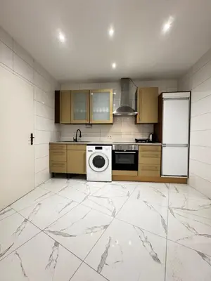 Küche/Küchenzeile in der Unterkunft Bright & Spacious 4BR Apt Near Kaufpark Alterlaa