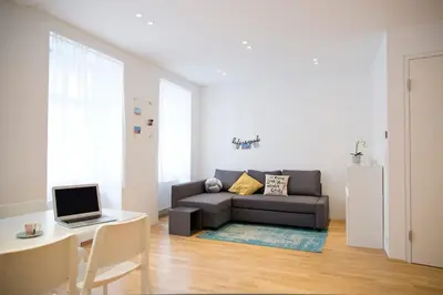 Ein Sitzbereich in der Unterkunft Modern 1BR by Rochusmarkt Walk to Vienna Center