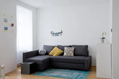 Ein Sitzbereich in der Unterkunft Modern 1BR by Rochusmarkt Walk to Vienna Center