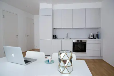 Küche/Küchenzeile in der Unterkunft Modern 1BR by Rochusmarkt Walk to Vienna Center