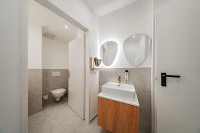 Ein Badezimmer in der Unterkunft Hive 5 by Home1 - District 8 Boutique Hostel