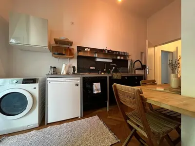 Küche/Küchenzeile in der Unterkunft Stylish Central Apartment with Balcony