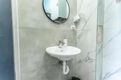 Ein Badezimmer in der Unterkunft Beautiful 2BR Apt, Near Meidling Station