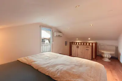 Ein Bett oder Betten in einem Zimmer der Unterkunft Elegant 3BD Holiday Home in Prime Location of Vienna