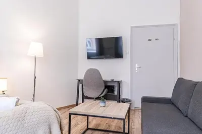 TV/Unterhaltungsangebot in der Unterkunft Stylish 1BR Apartment Near Schönbrunn & Westbahnhof Ideal for Longstays