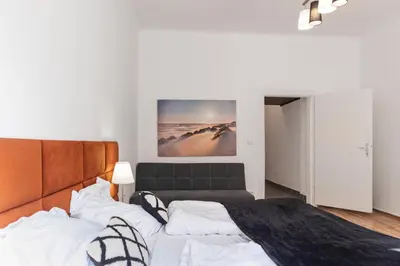 Ein Bett oder Betten in einem Zimmer der Unterkunft Beautiful 1BR Apartment by Westbahnhof Station Great for Longstays