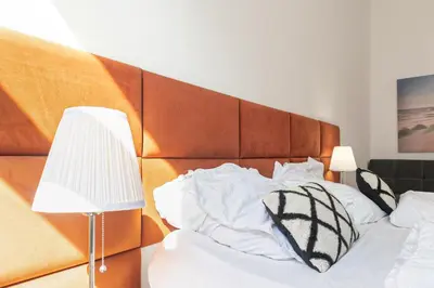 Ein Bett oder Betten in einem Zimmer der Unterkunft Beautiful 1BR Apartment by Westbahnhof Station Great for Longstays