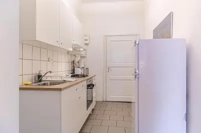 Küche/Küchenzeile in der Unterkunft Comfy 2BR Apartment Very Central, 10 Min to Westbahnhof