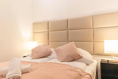 Ein Bett oder Betten in einem Zimmer der Unterkunft Comfy 2BR Apartment Best For Long Stay