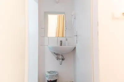 Ein Badezimmer in der Unterkunft Comfy 2BR Apartment Best For Long Stay