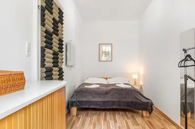 Ein Bett oder Betten in einem Zimmer der Unterkunft Amazing 1BR & 1LR Apartment Prime Location for Long Stay