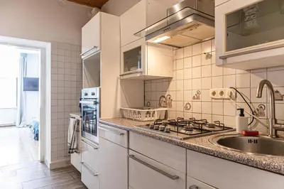 Küche/Küchenzeile in der Unterkunft Comfy 2BR Apartment TV & WIFi Suitable for Long Stay