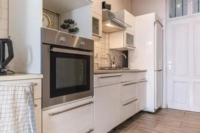 Küche/Küchenzeile in der Unterkunft Comfy 2BR Apartment TV & WIFi Suitable for Long Stay