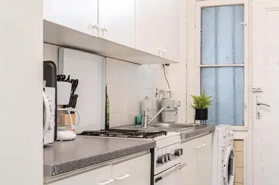 Küche/Küchenzeile in der Unterkunft Comfertable 1BR Apartment very Central In Vienna