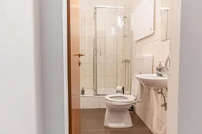 Ein Badezimmer in der Unterkunft Elegant Urban 1BR Apartment Near Top Attractions