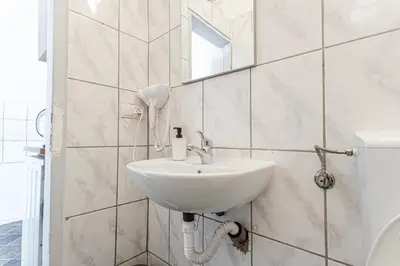 Ein Badezimmer in der Unterkunft Lovely 2BR &1 LR Prime Location In Vienna