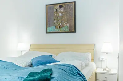 Ein Bett oder Betten in einem Zimmer der Unterkunft Sweet 2BR Apartment Perfect for Long Stays