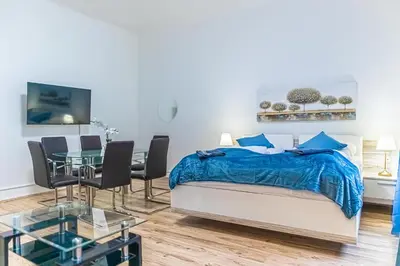 Ein Bett oder Betten in einem Zimmer der Unterkunft Sweet 2BR Apartment Perfect for Long Stays