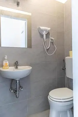 Ein Badezimmer in der Unterkunft Affordable 1BR Apt Near Westbahnhof Station Ideal for Longstays