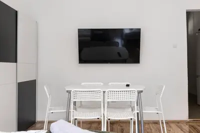 TV/Unterhaltungsangebot in der Unterkunft Spacious 2BR Apt with Ideal Location For Long Stay