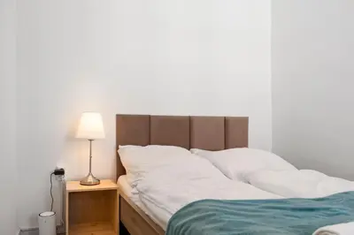Ein Bett oder Betten in einem Zimmer der Unterkunft Beautiful 2BR Apartment With WIFI in a Prime Location