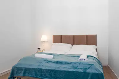 Ein Bett oder Betten in einem Zimmer der Unterkunft Beautiful 2BR Apartment With WIFI in a Prime Location