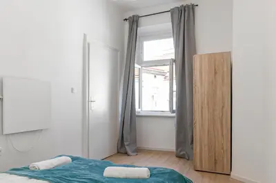 Ein Bett oder Betten in einem Zimmer der Unterkunft Beautiful 2BR Apartment With WIFI in a Prime Location