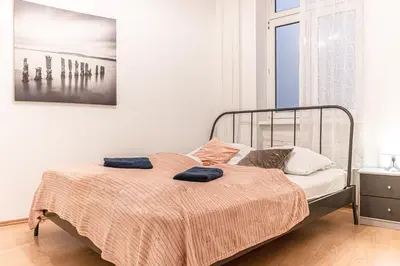 Ein Bett oder Betten in einem Zimmer der Unterkunft 3BR Apartment with Nice Location in Vienna For Long Stays