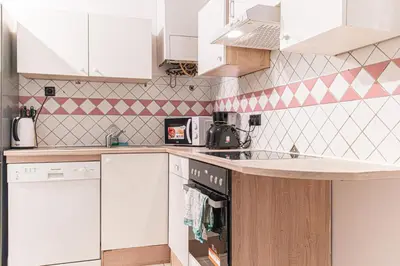 Küche/Küchenzeile in der Unterkunft 3BR Apartment with Nice Location in Vienna For Long Stays
