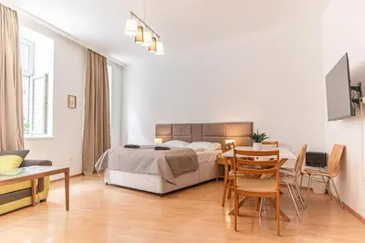 Ein Bett oder Betten in einem Zimmer der Unterkunft 3BR Apartment with Nice Location in Vienna For Long Stays