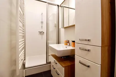 Ein Badezimmer in der Unterkunft Stylish Home in Viennas Central 9th District