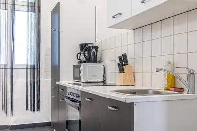 Küche/Küchenzeile in der Unterkunft Comfy 3BR Apt For Long Stays & Budget Friendly