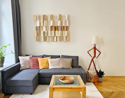 Ein Sitzbereich in der Unterkunft Bright ground-floor apartment near main station