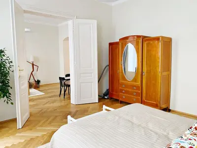 Ein Bett oder Betten in einem Zimmer der Unterkunft Bright ground-floor apartment near main station