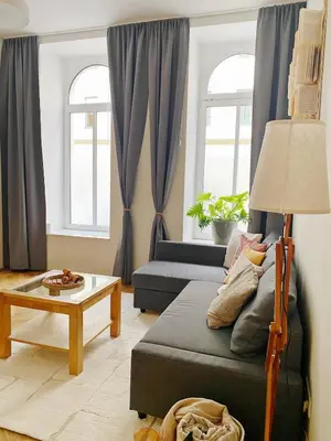 Ein Sitzbereich in der Unterkunft Bright ground-floor apartment near main station