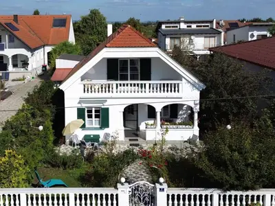 Das Gebäude in dem sich das Ferienhaus befindet