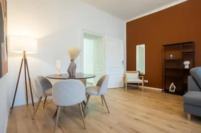 Ein Sitzbereich in der Unterkunft Bright 1BR apartment with a queen-size bed