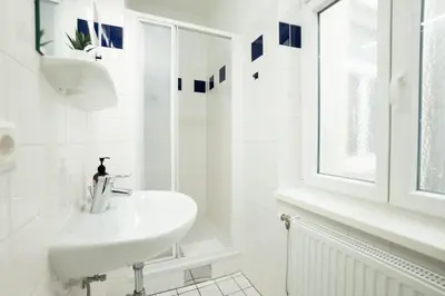 Ein Badezimmer in der Unterkunft Bright 1BR apartment with a queen-size bed