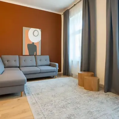 Bright 1BR apartment with a queen-size bed