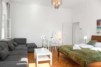 Ein Bett oder Betten in einem Zimmer der Unterkunft Comfortable 2BR Apartment Next to Rennweg