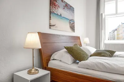Ein Bett oder Betten in einem Zimmer der Unterkunft Comfortable 2BR Apartment Next to Rennweg