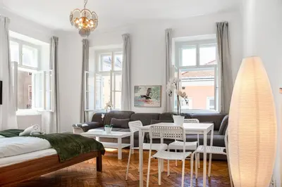 Ein Bett oder Betten in einem Zimmer der Unterkunft Comfortable 2BR Apartment Next to Rennweg
