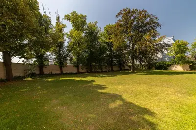 Ein Garten an der Unterkunft Modernes Airport-Apartment Bellavista mit Garten