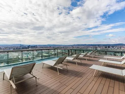 Ein Balkon oder eine Terrasse in der Unterkunft Penthouse Apartment with Rooftop Pool and Terrace City Views