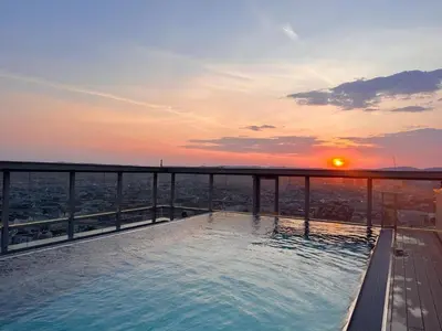 Der Swimmingpool an oder in der Nähe von Penthouse Apartment with Rooftop Pool and Terrace City Views