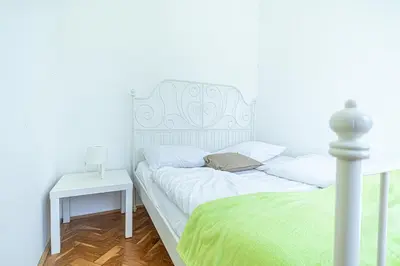 Grundriss der Unterkunft Only 10-Min to Center, Stylish 2BR Apt with WIFI, TV